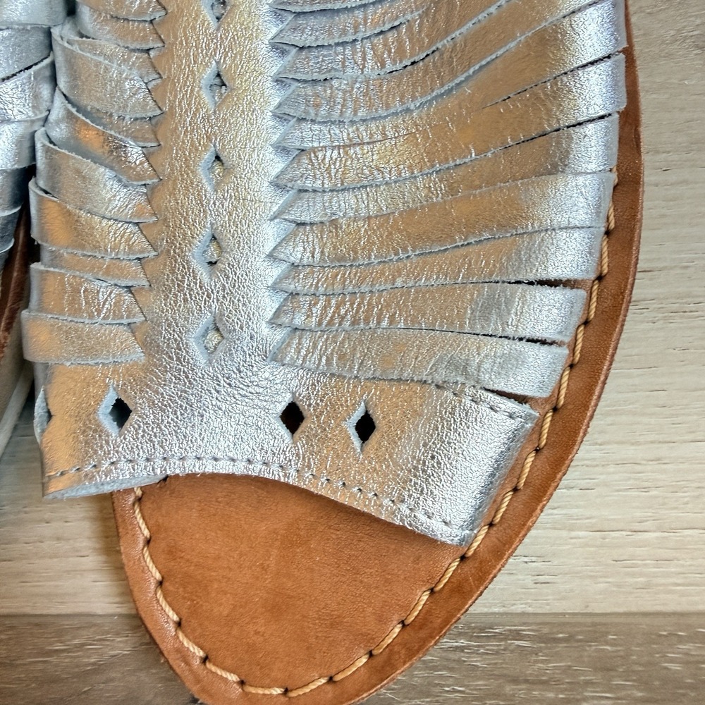 Huaraches Bearpaw Women's Leather Silver Sandals Size 9 Boho Vacation - Picture 6 of 6